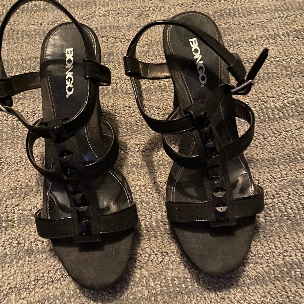 3 inch wedge. Black jewel accent.